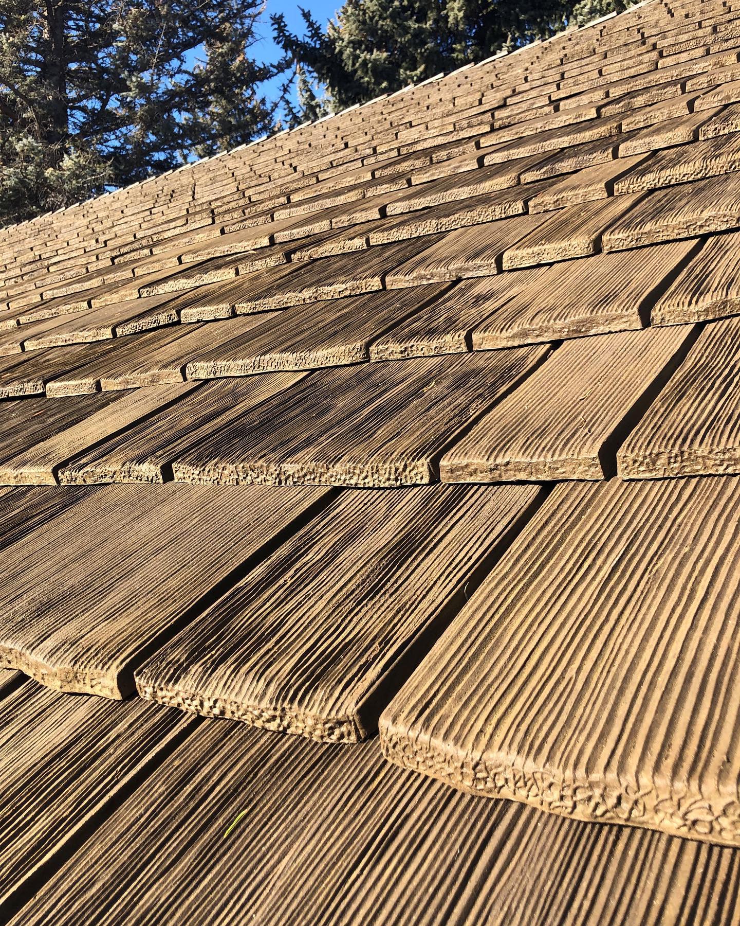 Close-up of CeDUR synthetic cedar shake grain and texture