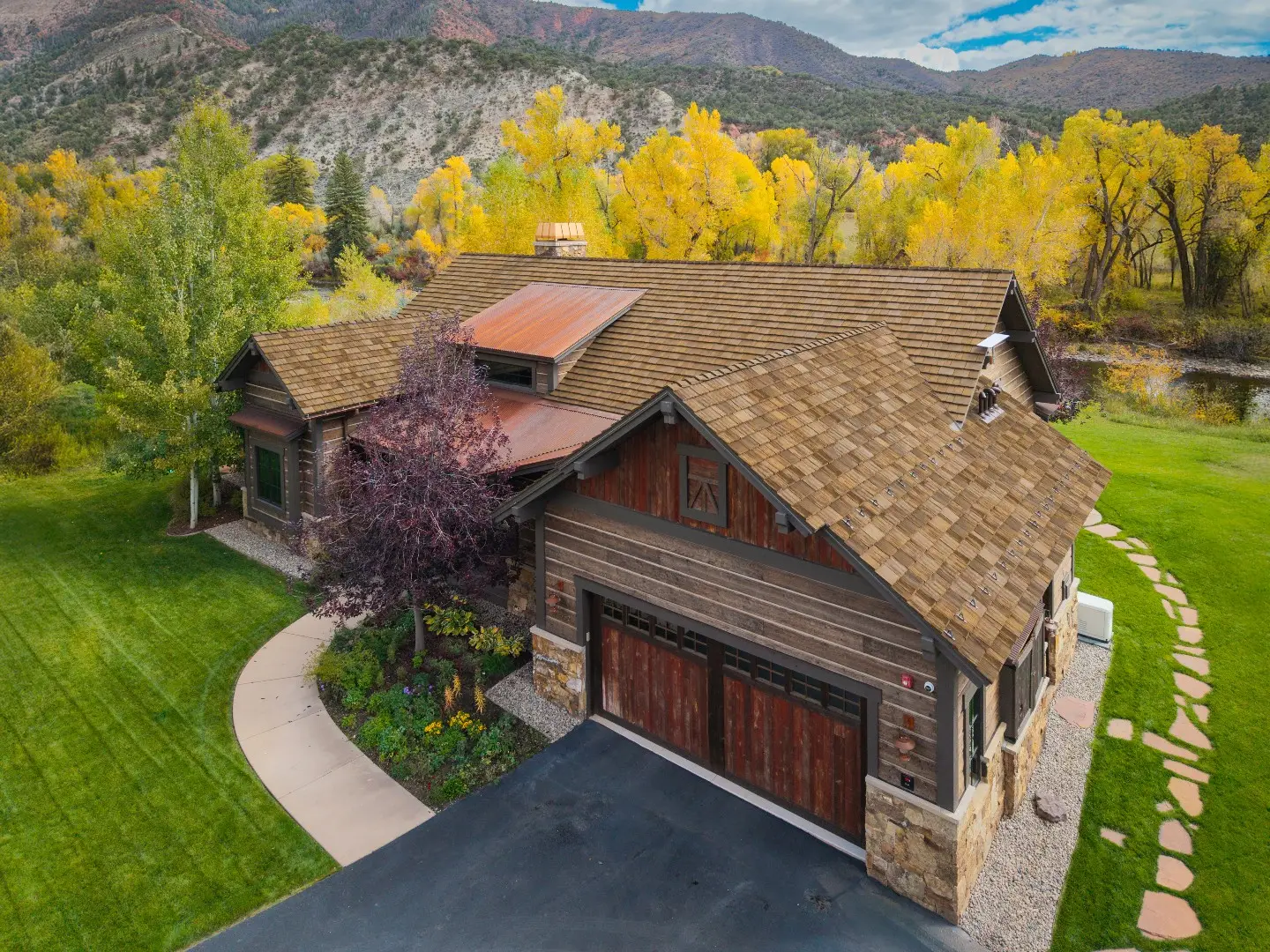 Mountain home with CeDUR shake roof and metal accents